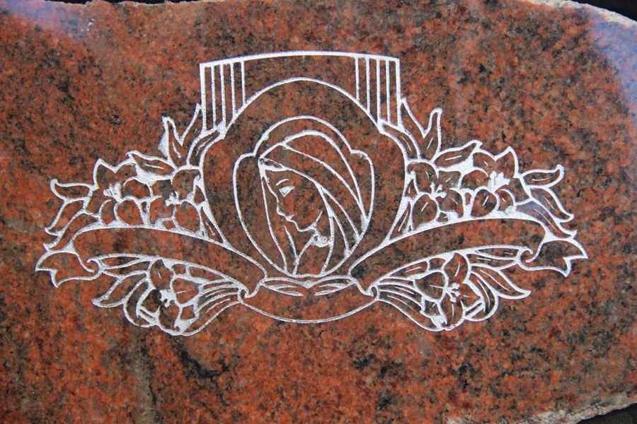 Rose gravée sur granit