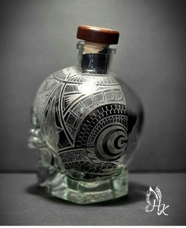 Bouteille crâne gravée